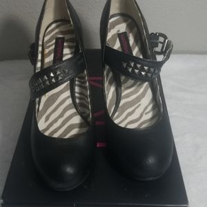 Heeled pumps w stud detail